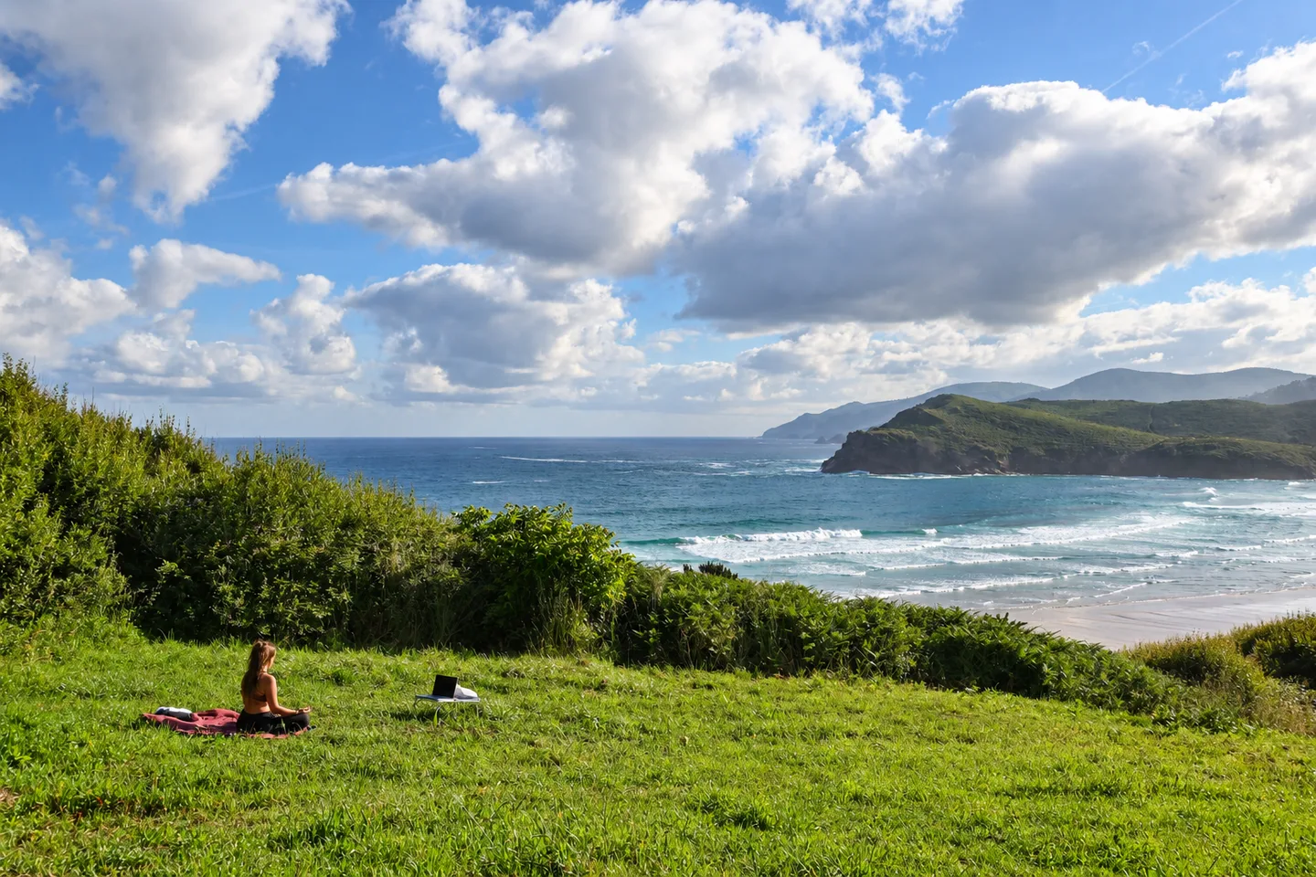 Práctica de yoga en solitario sobre la hierba, frente al mar en Galicia